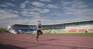 滑手扮关公成都街头玩滑板